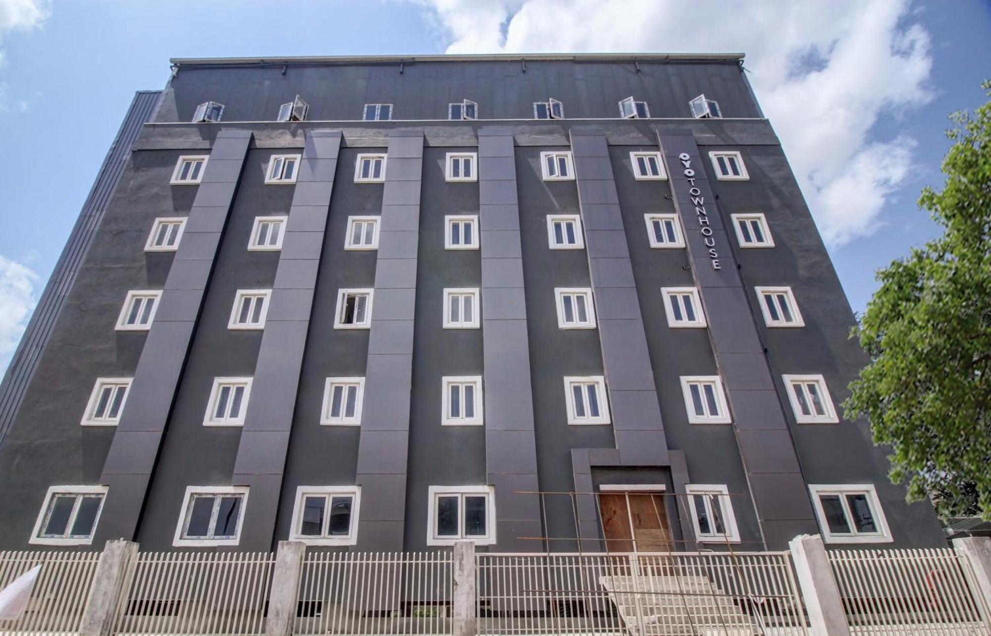 Super Townhouse Rcc Majestic 397 Lb Nagar Otel Haydarabad Dış mekan fotoğraf