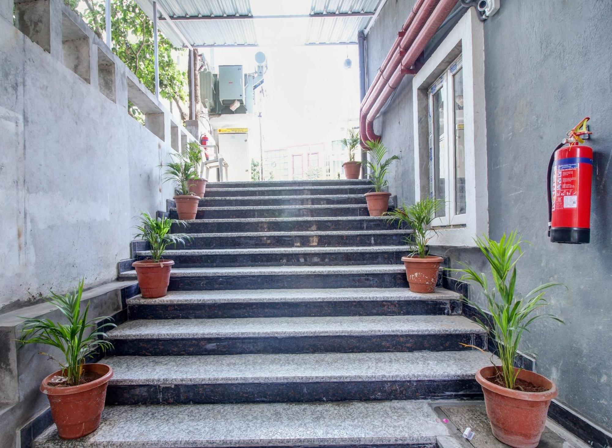 Super Townhouse Rcc Majestic 397 Lb Nagar Otel Haydarabad Dış mekan fotoğraf