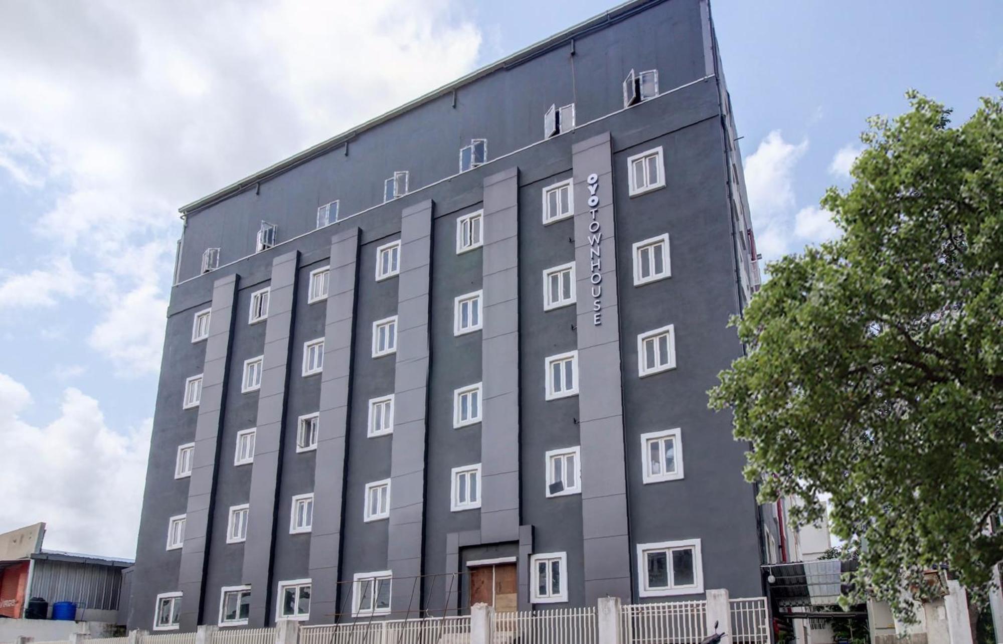 Super Townhouse Rcc Majestic 397 Lb Nagar Otel Haydarabad Dış mekan fotoğraf
